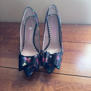 Betsey Johnson Bret Rose Pointed Toe Stiletto Heel Pumps Black Floral Bow Sz 5.5